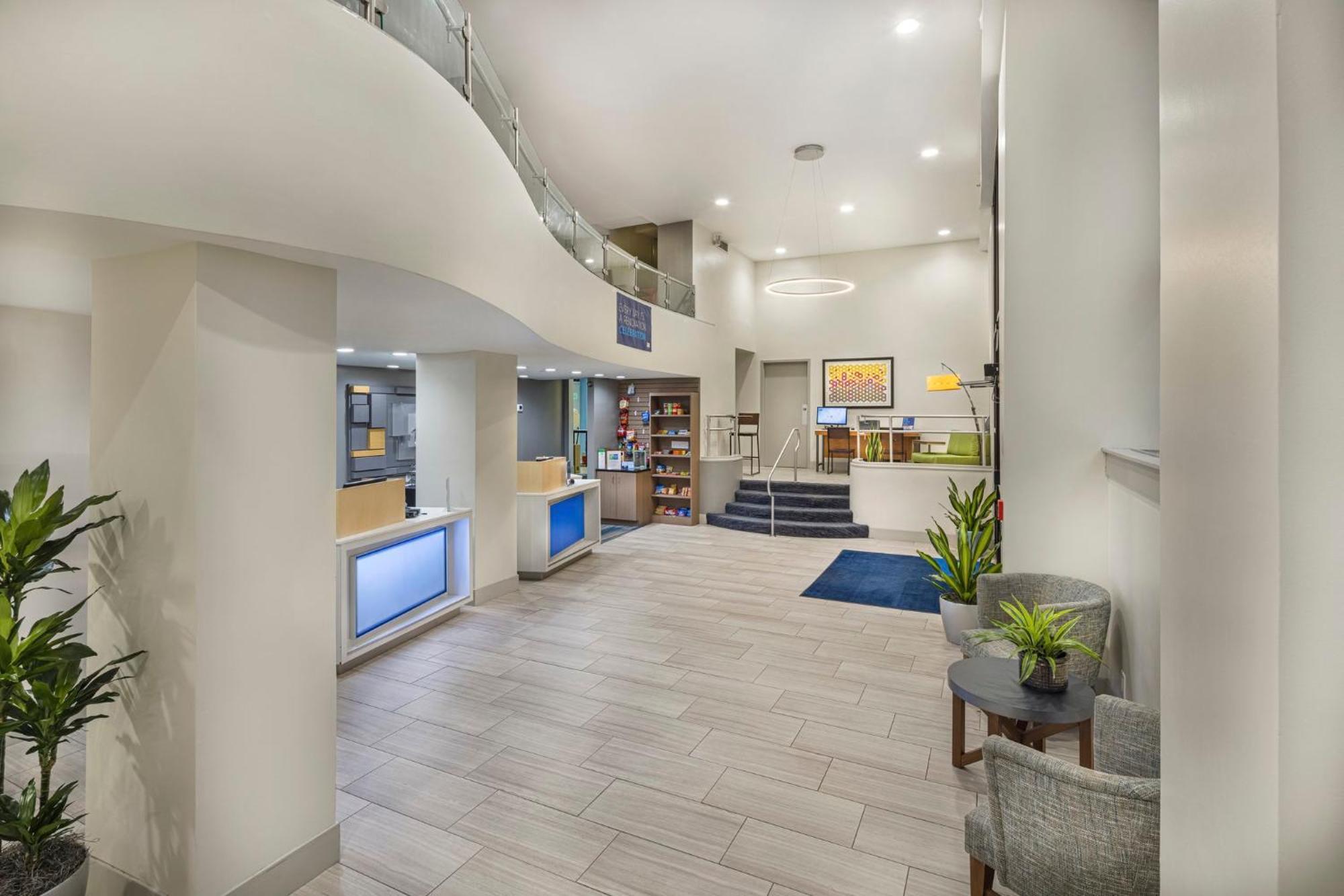 Hotel Express & - Downtown By Ihg 3*