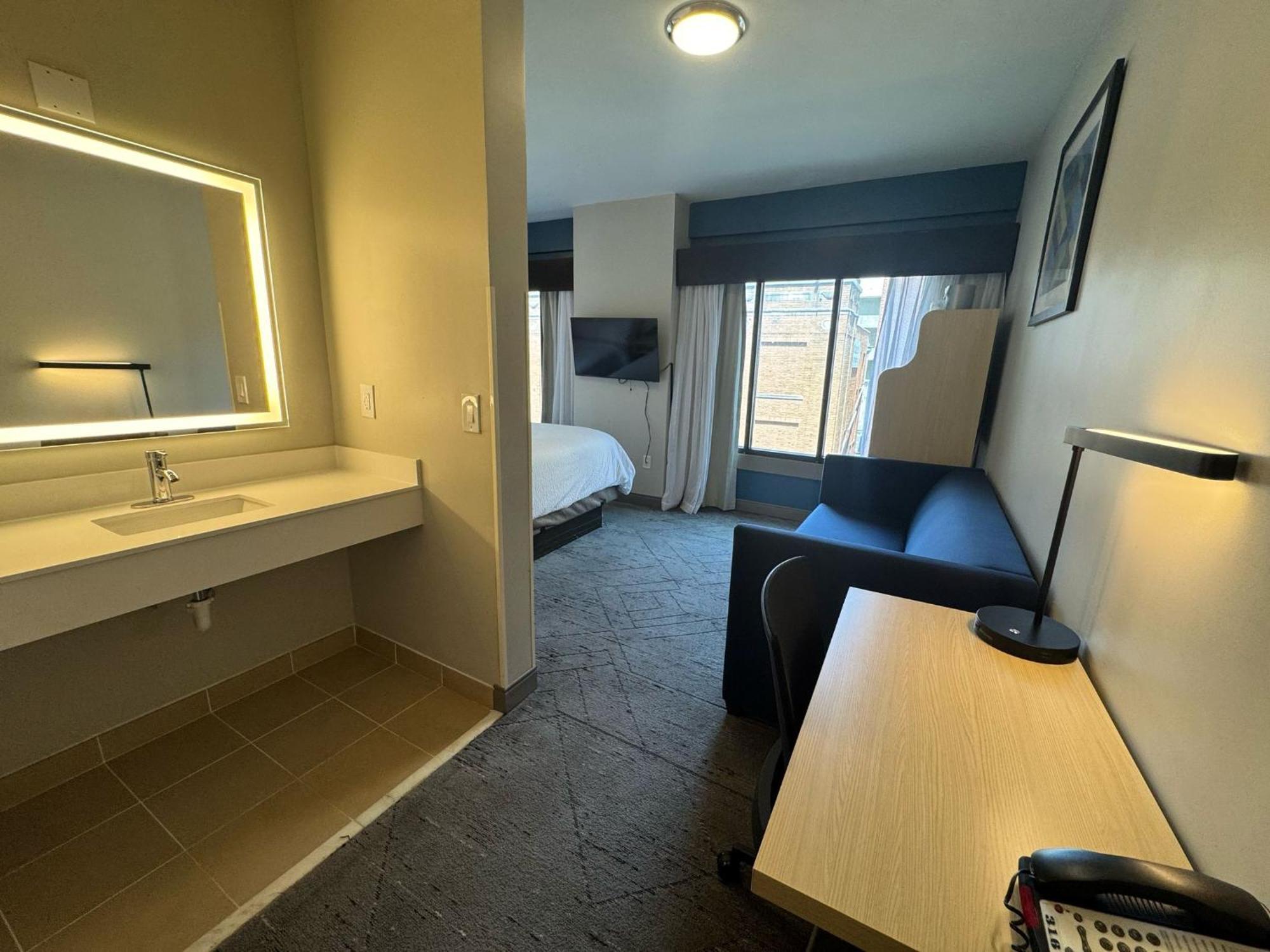 Express & - Downtown By Ihg Hotel