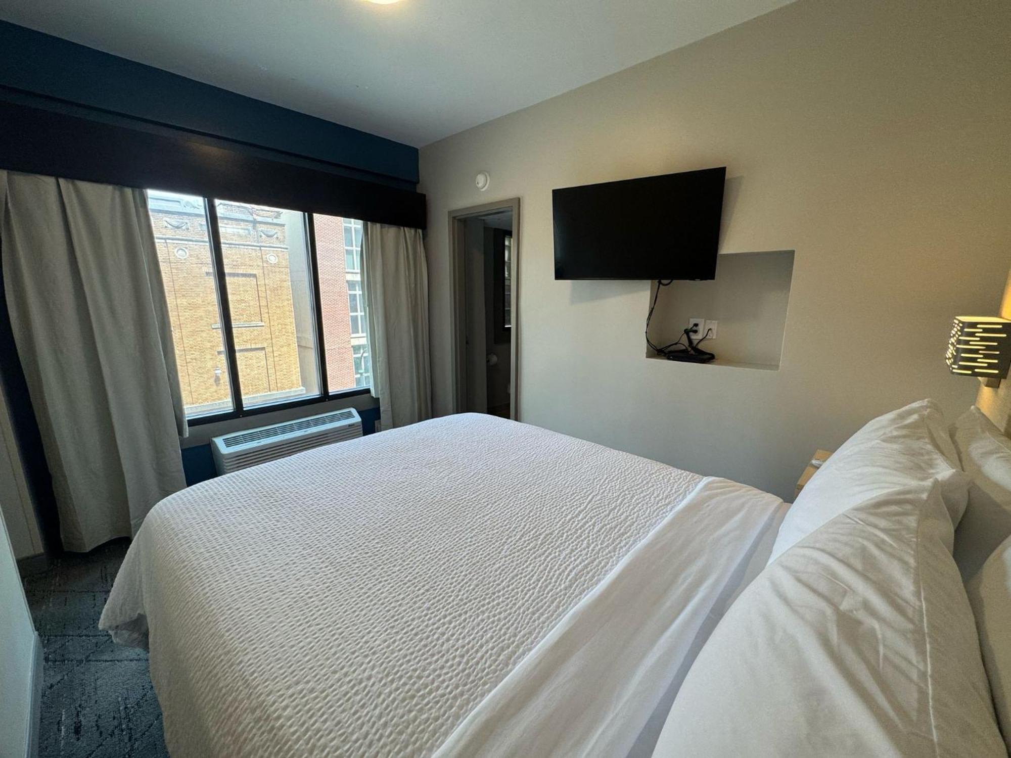 Hotel Express & - Downtown By Ihg 3*